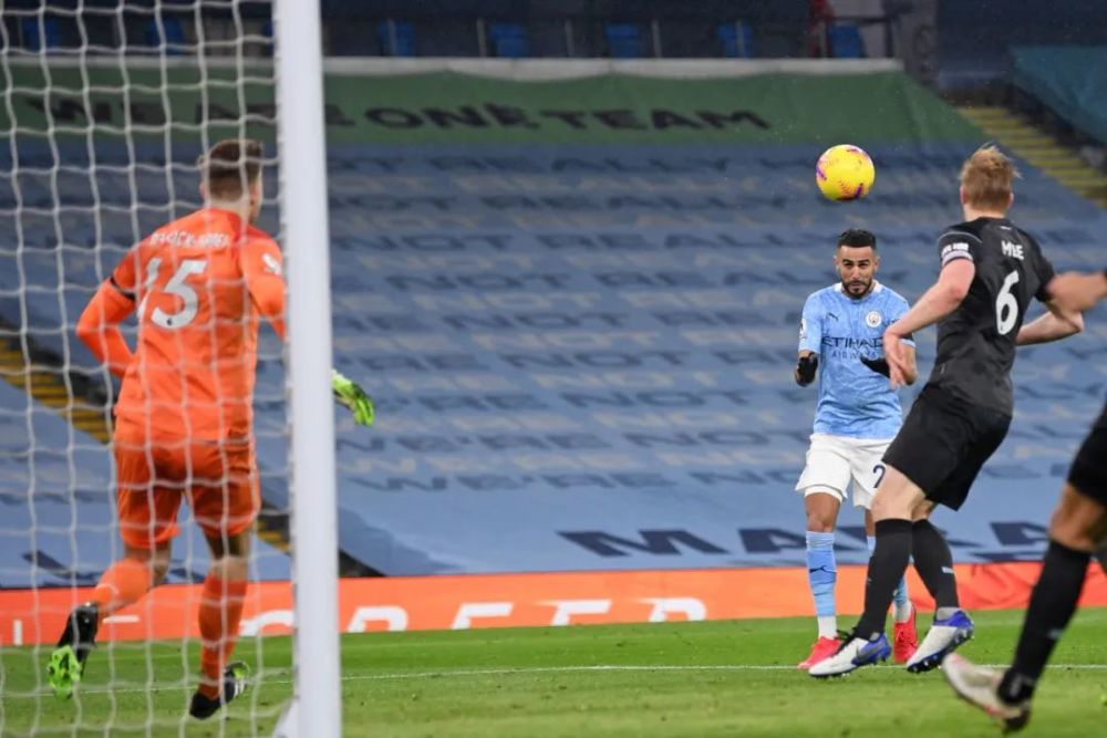 梅西小时候铃声响了不回教室，老师批评他：马拉多纳只有一个