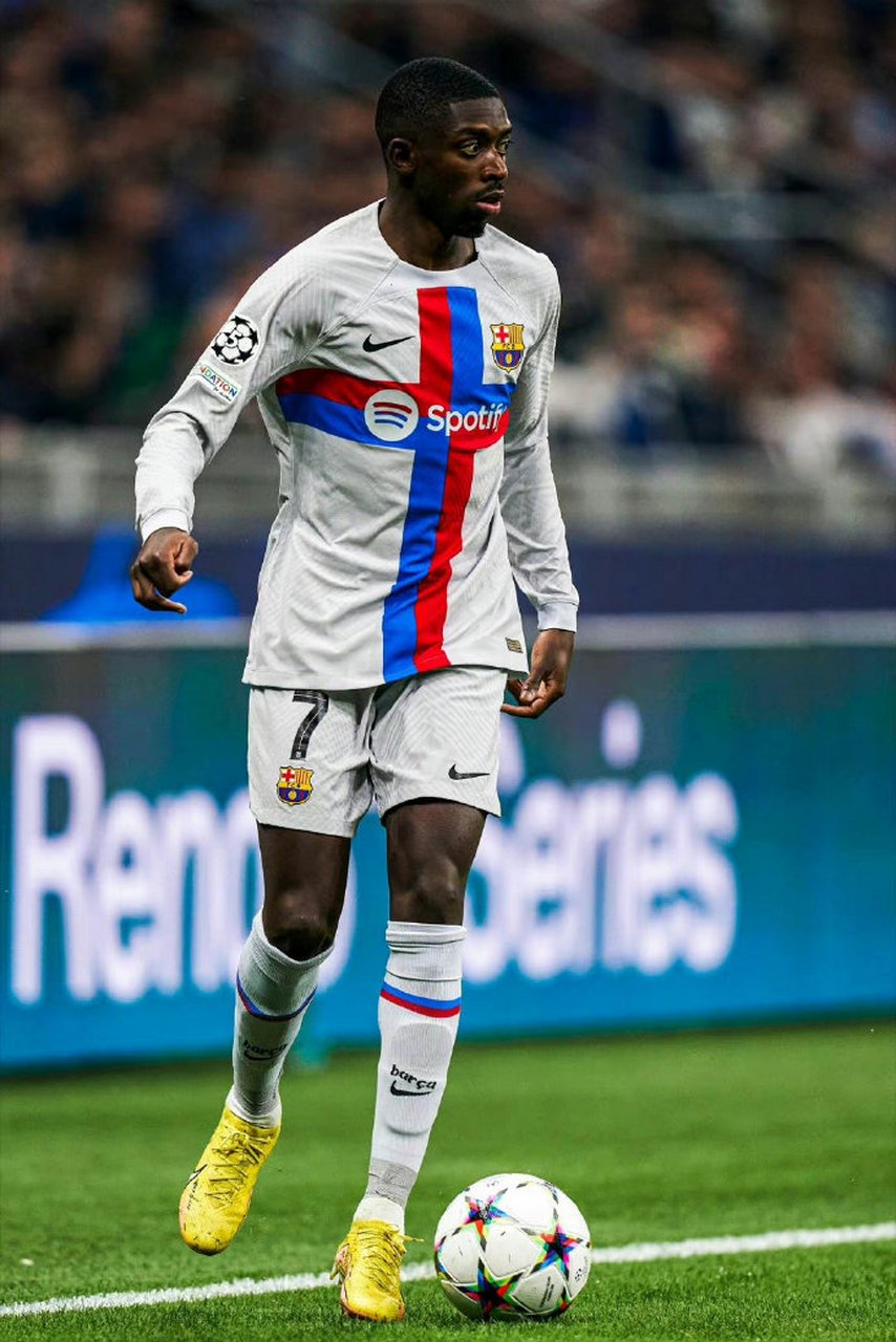 周末足坛激烈对决，拜仁、曼城、巴萨、AC米兰分别取得胜利，上演精彩绝杀。