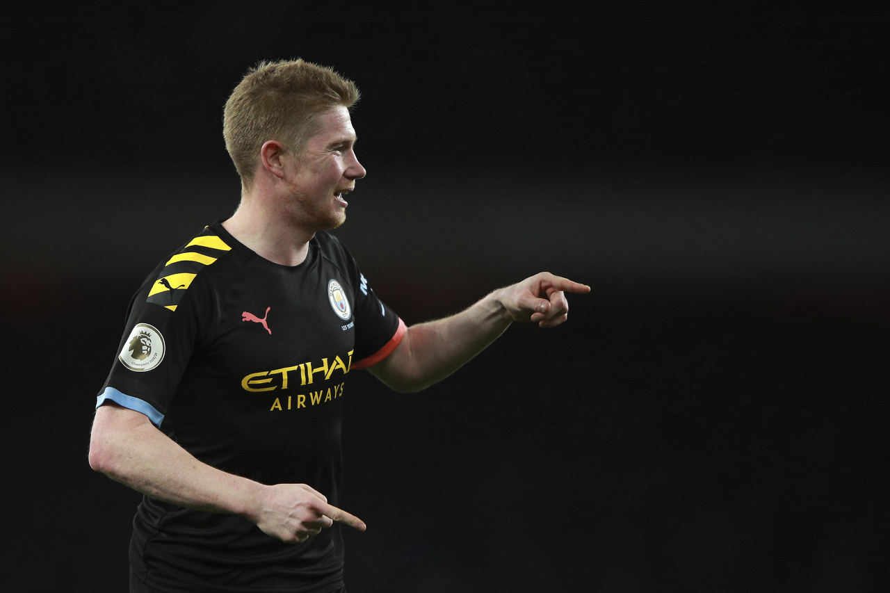 詹姆斯高空接力扣篮，点燃全场