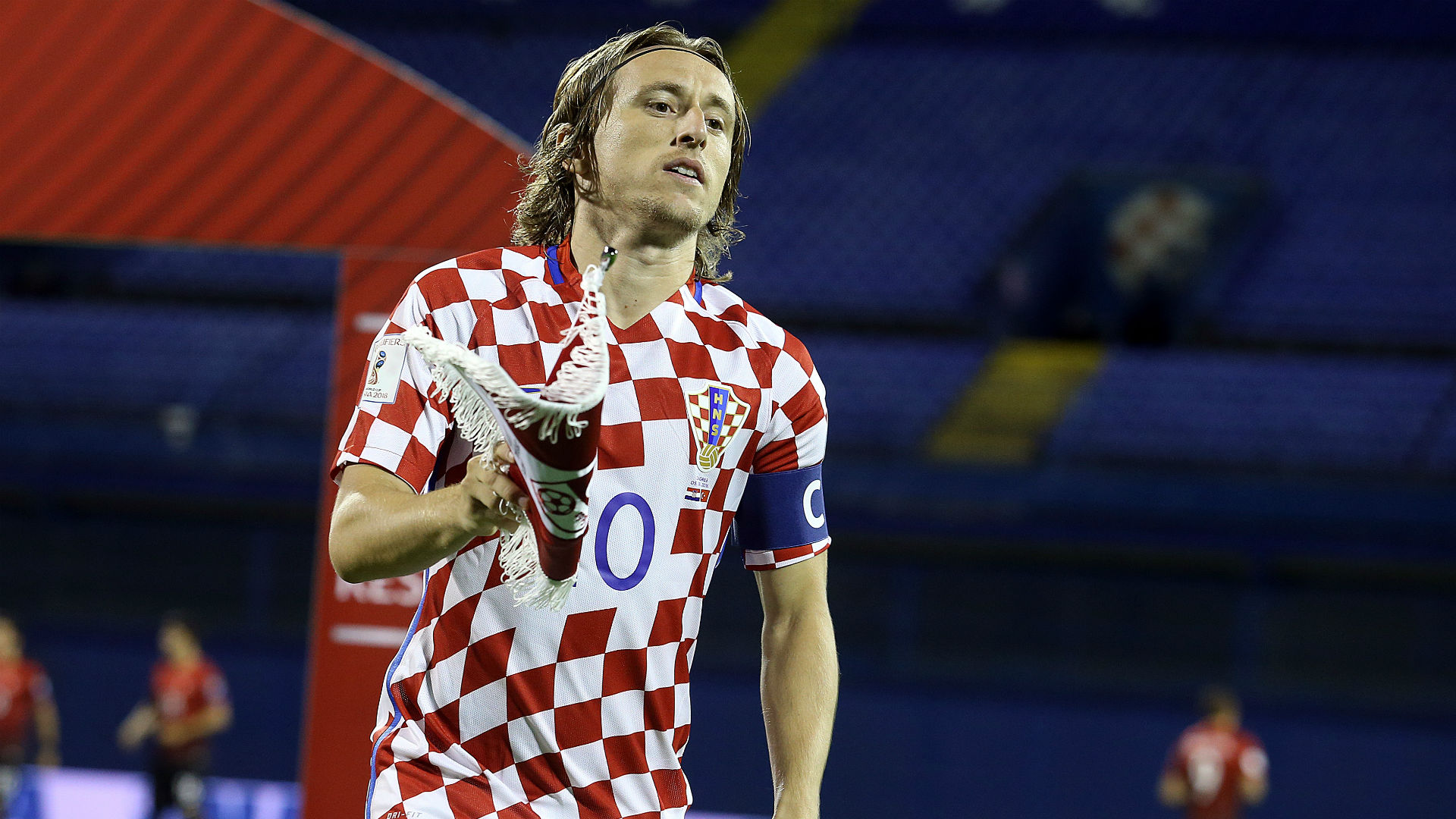 普拉蒂尼等尤文传奇与一线队见面，并参观海瑟尔惨案纪念碑